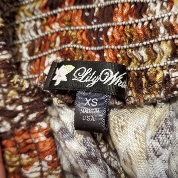 Lily White Shorts - Picture 2 of 3